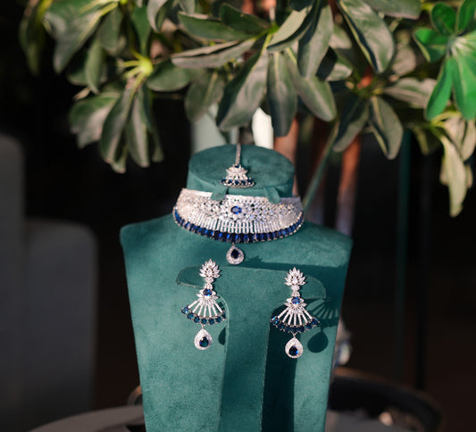 Rhodium-plated set with high-quality Swarovski Stones and Sapphire